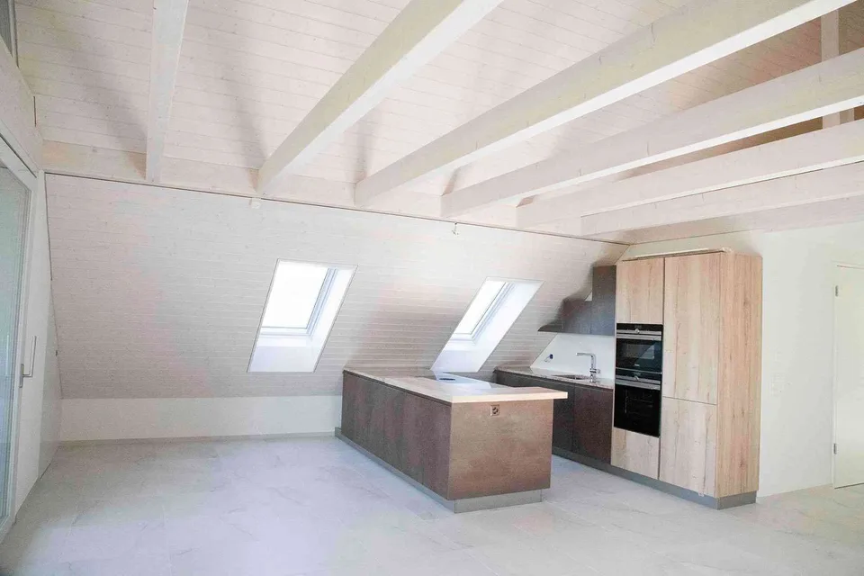 Moderne 3 1/2 Dachwohnung mit zusätzlichem Raum unverbaubare Aussicht