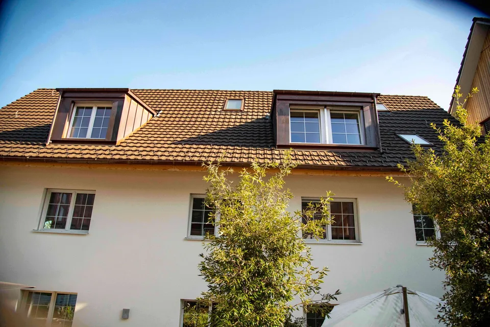 Moderne 3 1/2 Dachwohnung mit zusätzlichem Raum unverbaubare Aussicht