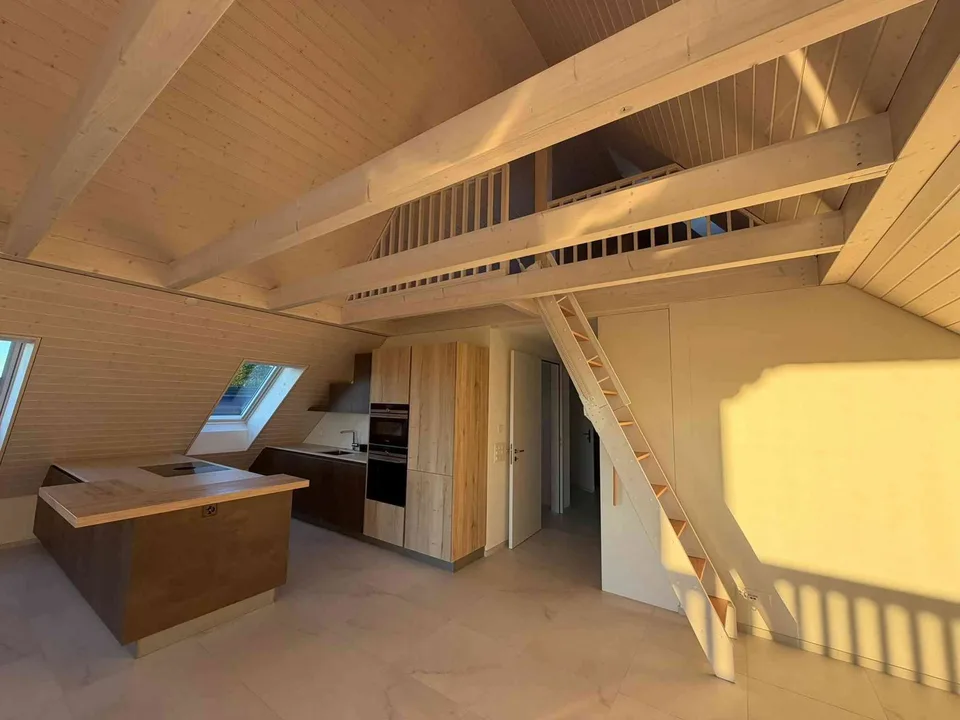 Moderne 3 1/2 Dachwohnung mit zusätzlichem Raum unverbaubare Aussicht