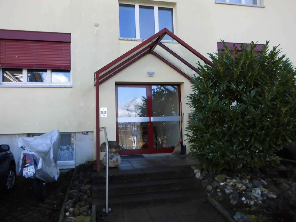 Parkplatz vor Mehrfamilienhaus bis 6.40m1
