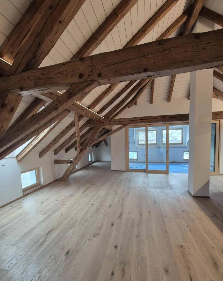 Hochwertig ausgestattete, total sanierte Wohnung mit grosser Galerie