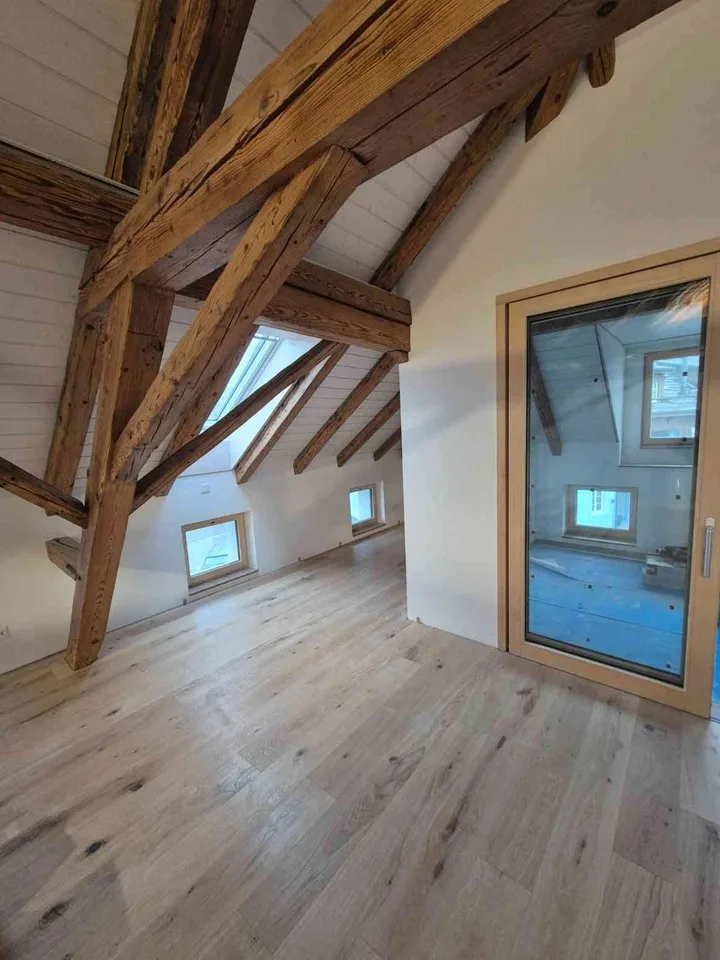 Hochwertig ausgestattete, total sanierte Wohnung mit grosser Galerie
