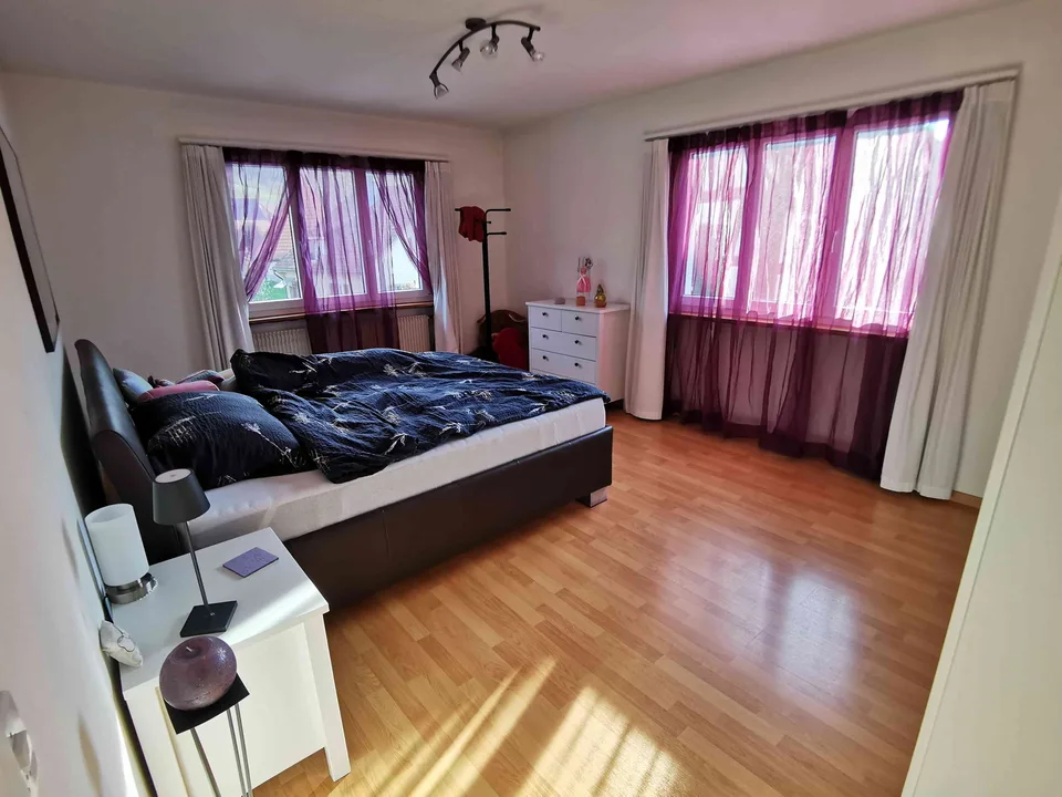 Raumwunder in Rudolfingen: 5-Zimmer-Wohnung im 1.OG mit Hobbywerkstatt
