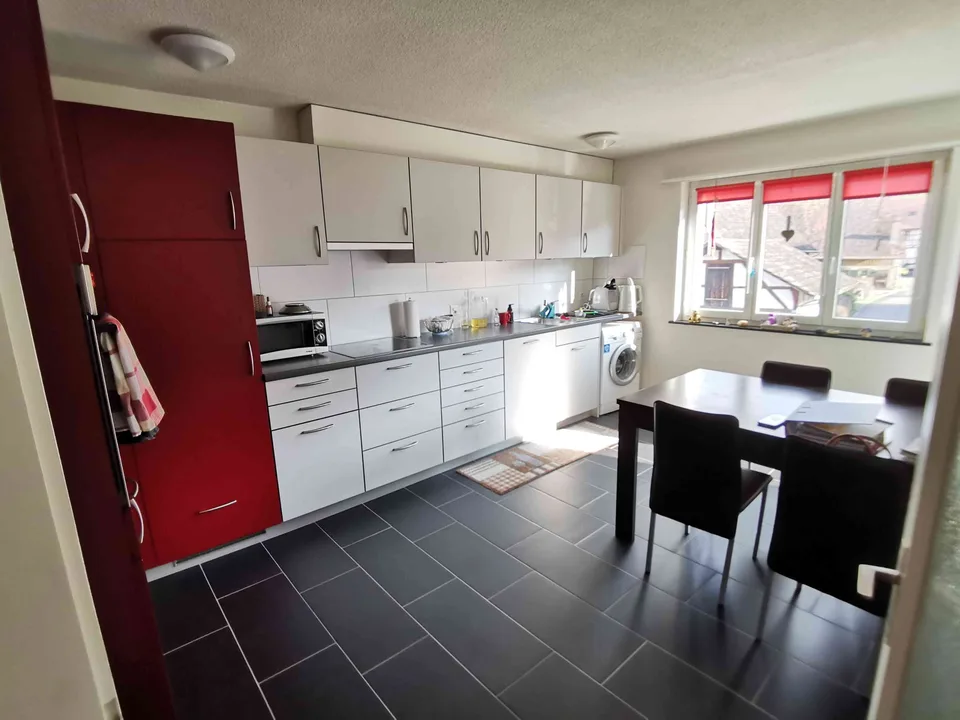 Raumwunder in Rudolfingen: 5-Zimmer-Wohnung im 1.OG mit Hobbywerkstatt