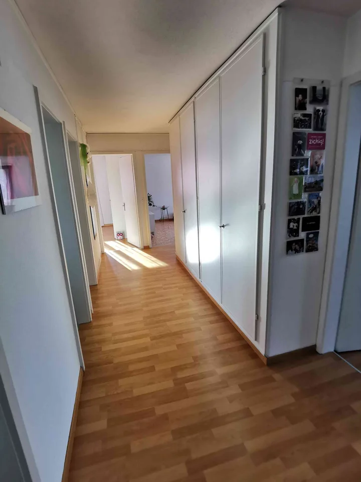 Raumwunder in Rudolfingen: 5-Zimmer-Wohnung im 1.OG mit Hobbywerkstatt