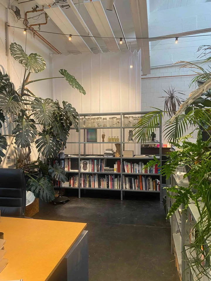 Schöne Arbeitsplätze in kreativer Bürogemeinschaft zu vermieten