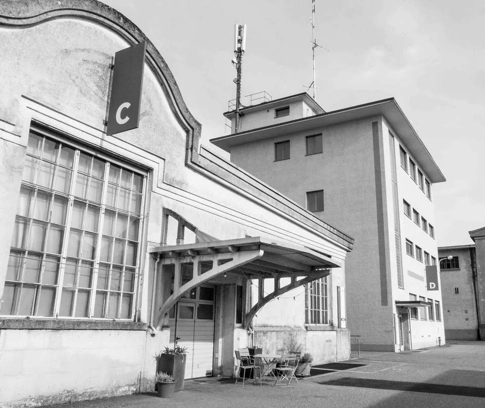 Schöne Arbeitsplätze in kreativer Bürogemeinschaft zu vermieten