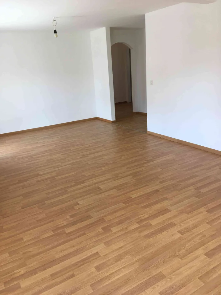 Sehr helle 3.5 Zimmerwohung mit sonnigem Balkon (Südseite)
