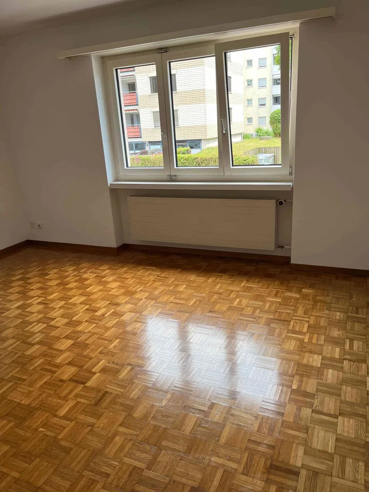 Sehr helle 3.5 Zimmerwohung mit sonnigem Balkon (Südseite)