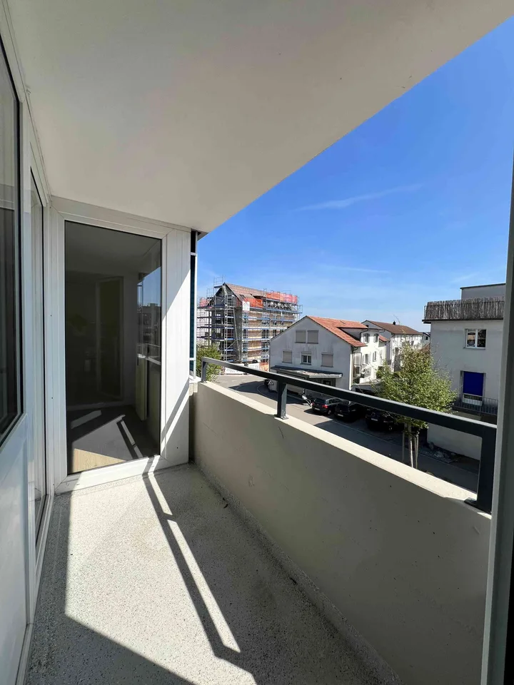 schöne, renovierte 4.5-ZWG mit Balkon zu vermieten