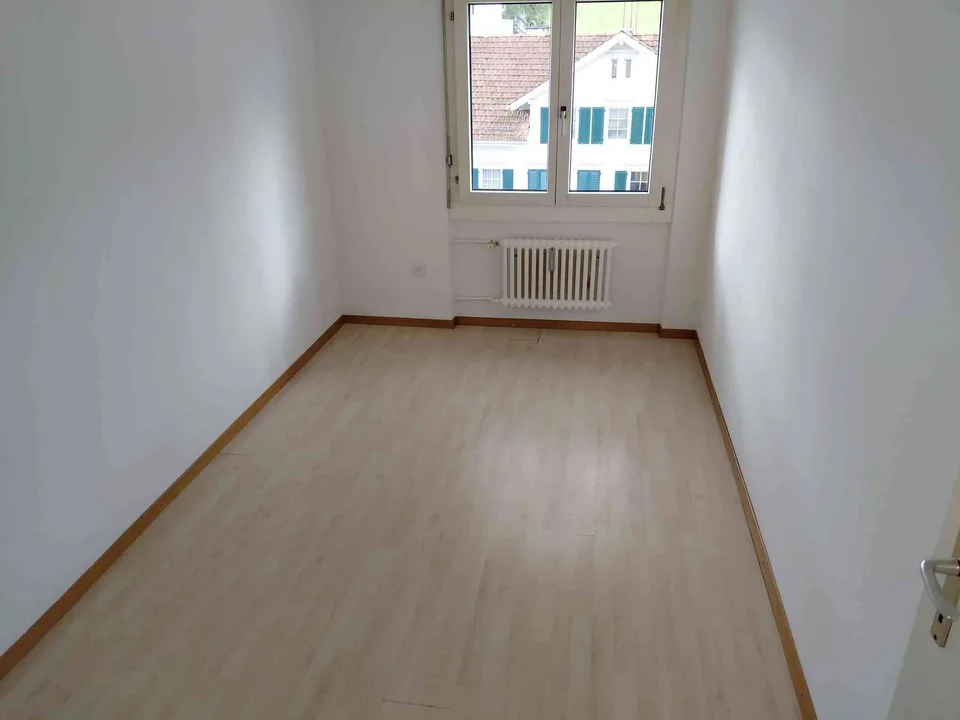 Günstige 4 Zimmer Wohnung an der Degersheimerstrasse 24 zu vermieten.