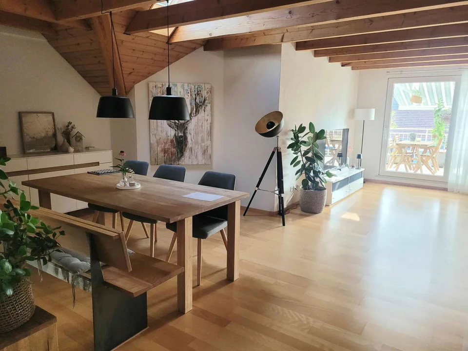 Charmante 5½-Zimmer-Dachwohnung mit Cheminée in ruhigem 2-Familienhaus
