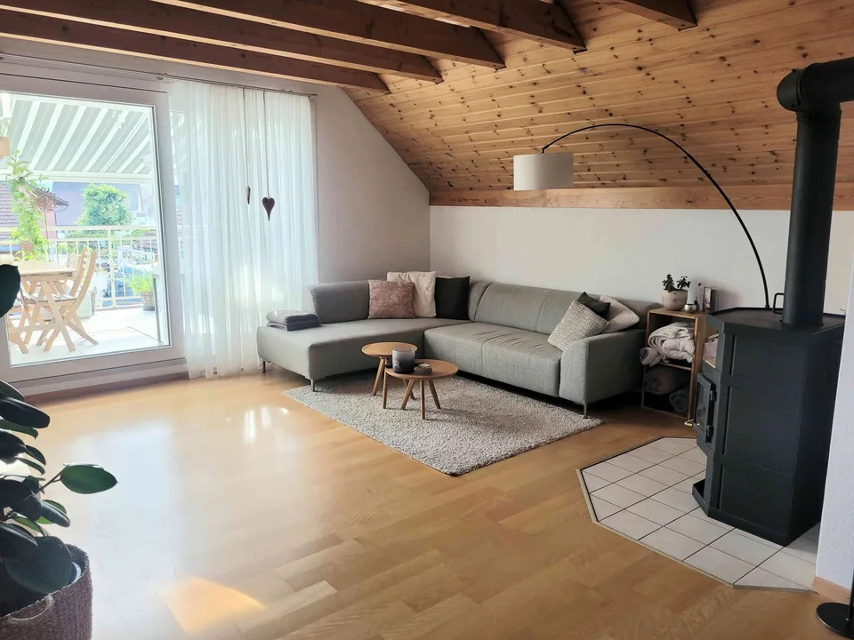Charmante 5½-Zimmer-Dachwohnung mit Cheminée in ruhigem 2-Familienhaus