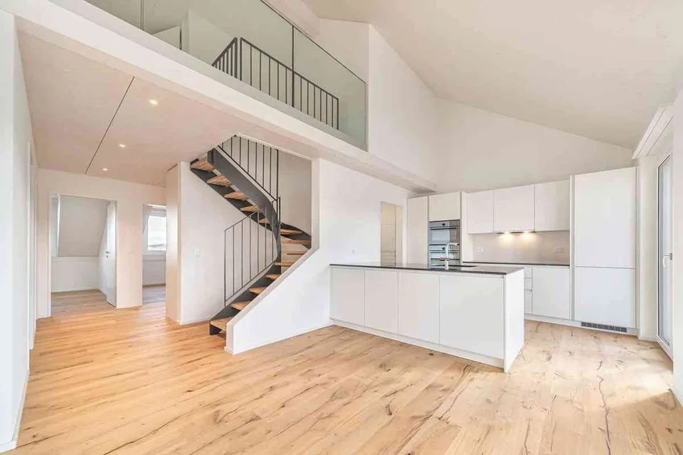 Exklusive 4.5 Zimmer-Galeriewohnung mit grosser Loggia