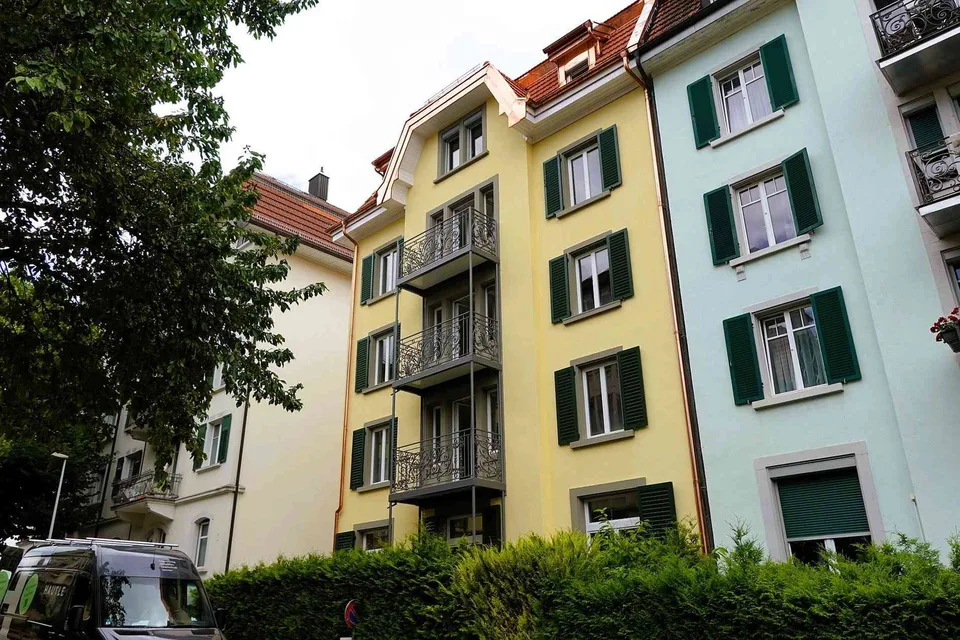 Helle restaurierte Jugendstilwohnung mit 4.5 Zimmer und zwei Balkonen