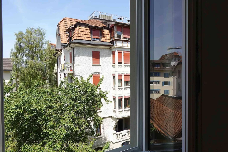 Helle restaurierte Jugendstilwohnung mit 4.5 Zimmer und zwei Balkonen