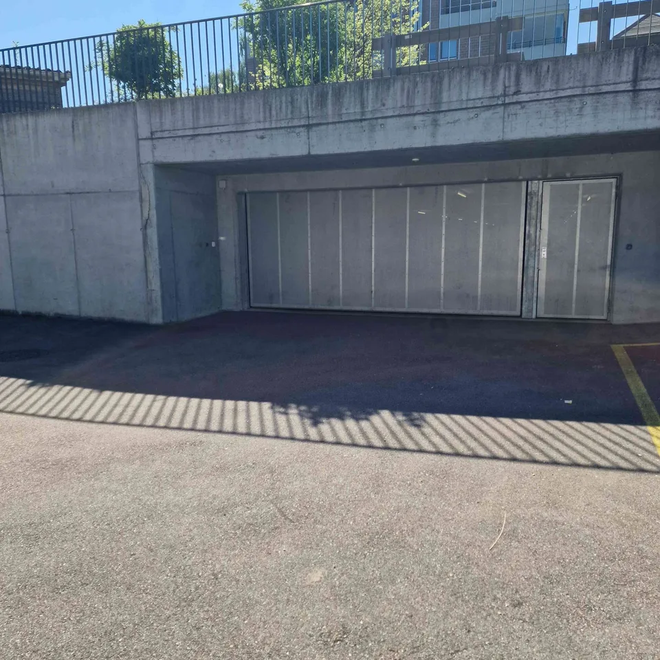 Sehr grosser Tiefgargenparkplatz gemäss Neubestandards