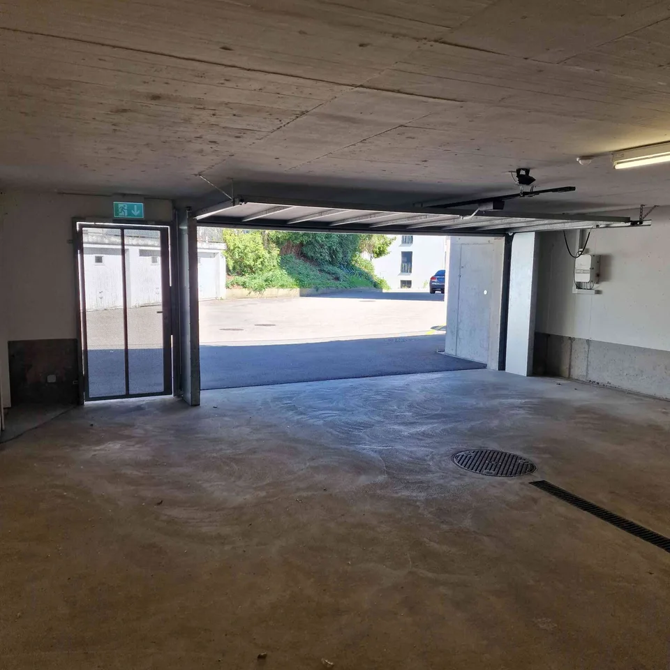 Sehr grosser Tiefgargenparkplatz gemäss Neubestandards
