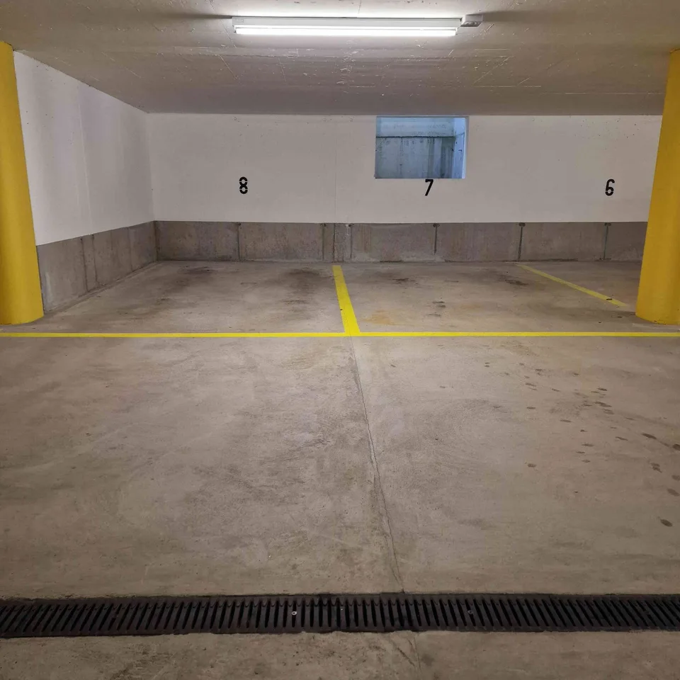 Sehr grosser Tiefgargenparkplatz gemäss Neubestandards
