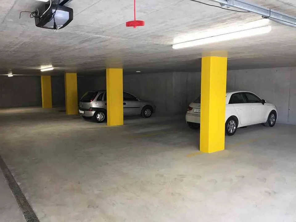 Grosszügiger Tiefgaragenplatz zu vermieten