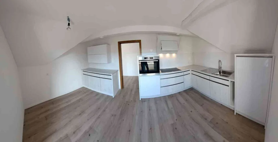 schöne neu renovierte 3.5 Zimmer Dachwohnung