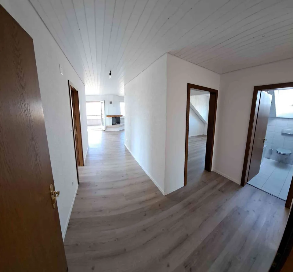 schöne neu renovierte 3.5 Zimmer Dachwohnung