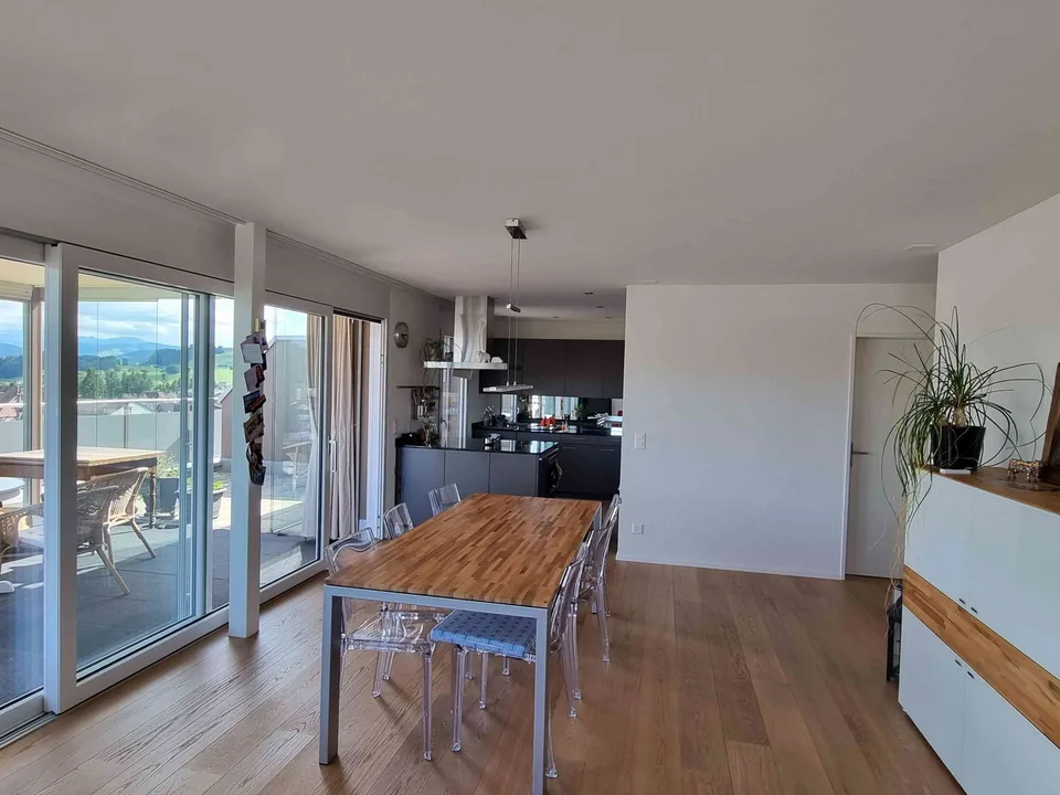 wunderschöne Attika-Wohnung im Eigentumsstandard in Bazenheid
