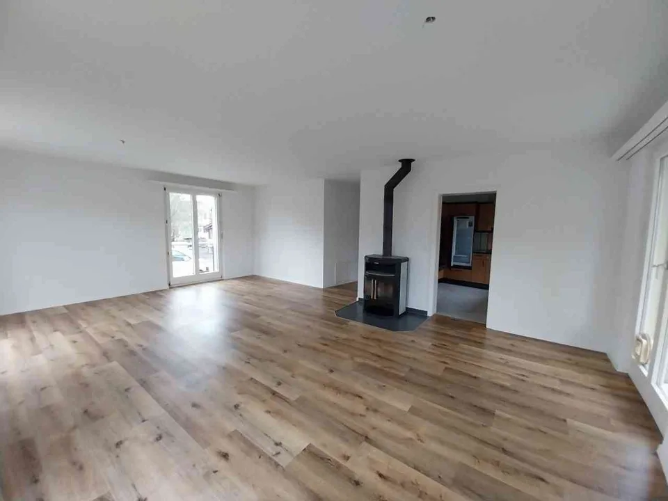 Moderne 4.5-Zimmer-Wohnung mit Schwedenofen