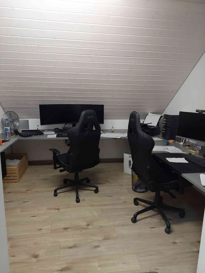 Schöner neuer Lagerraum mit Büro