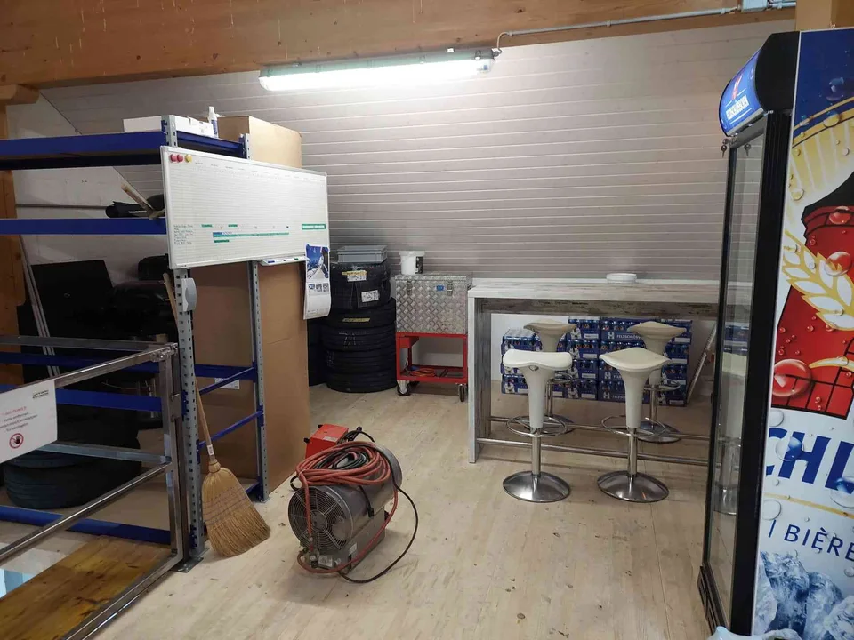 Schöner neuer Lagerraum mit Büro
