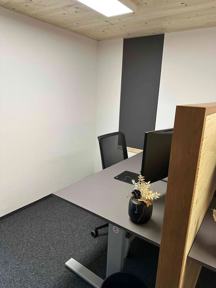 Voll ausgestattetes Büro mit 2 Arbeitsplätzen zu vermieten