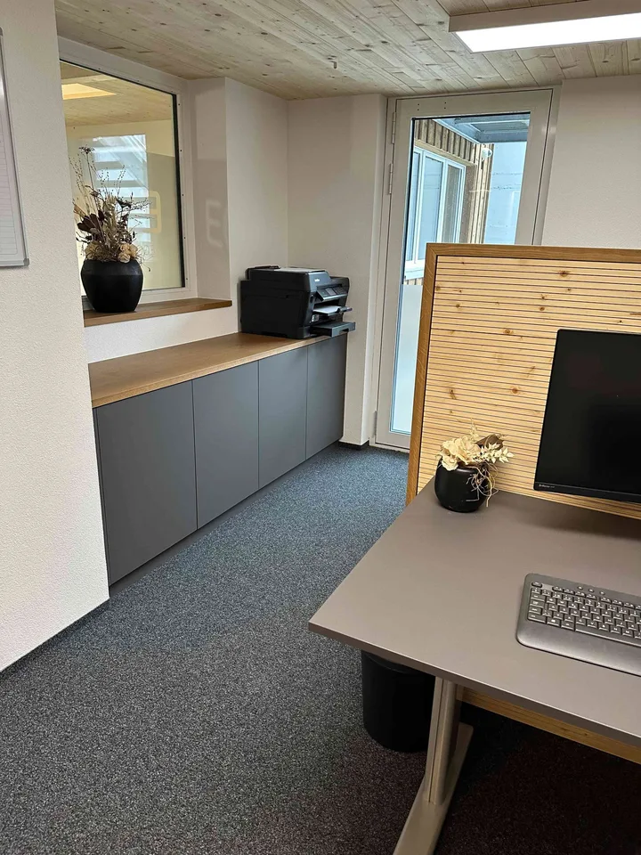 Voll ausgestattetes Büro mit 2 Arbeitsplätzen zu vermieten