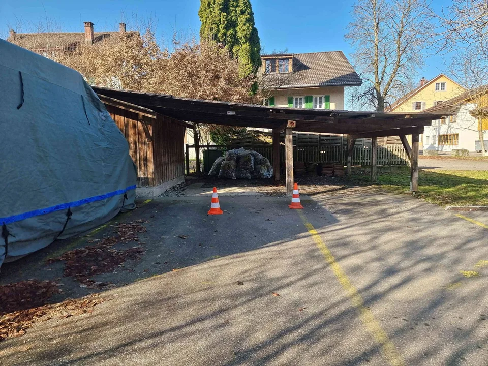 Überdachter Parkplatz (Carport) im Zentrum von Hittnau zu vermieten