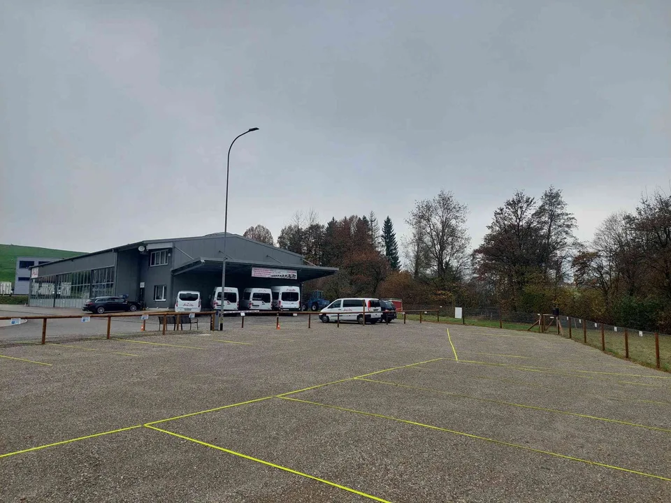 Aussen-Parkplatz