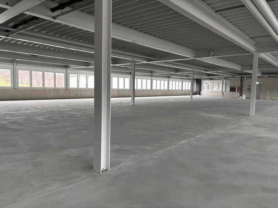 attraktive Gewerbehalle / Büroräume