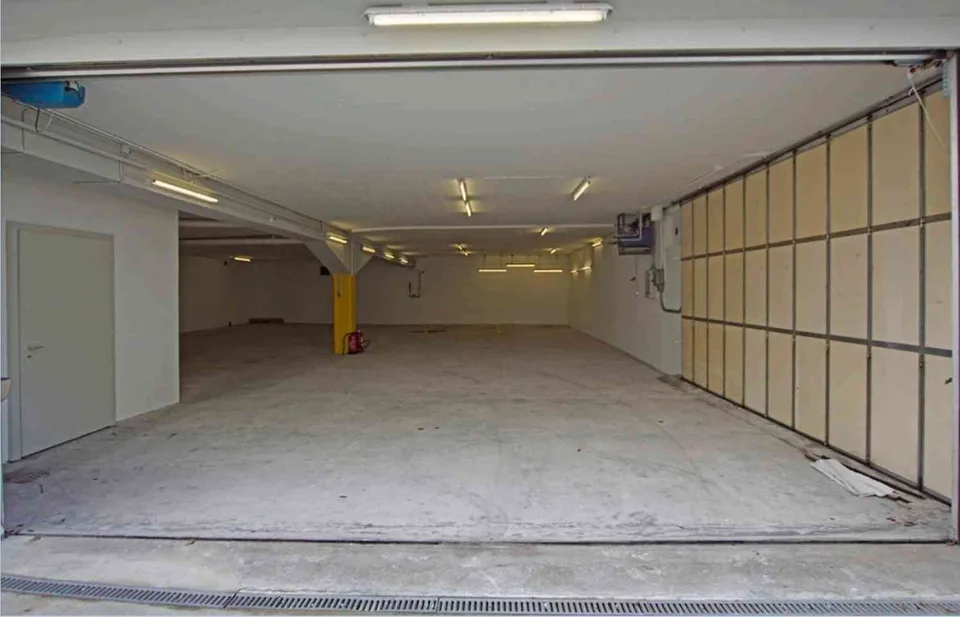 Garage/ Tiefgaragenparkplätze/ Einstellplätze