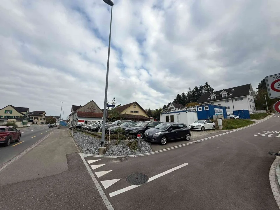 Austellungs-Verkaufsplatz an Hauptstrasse