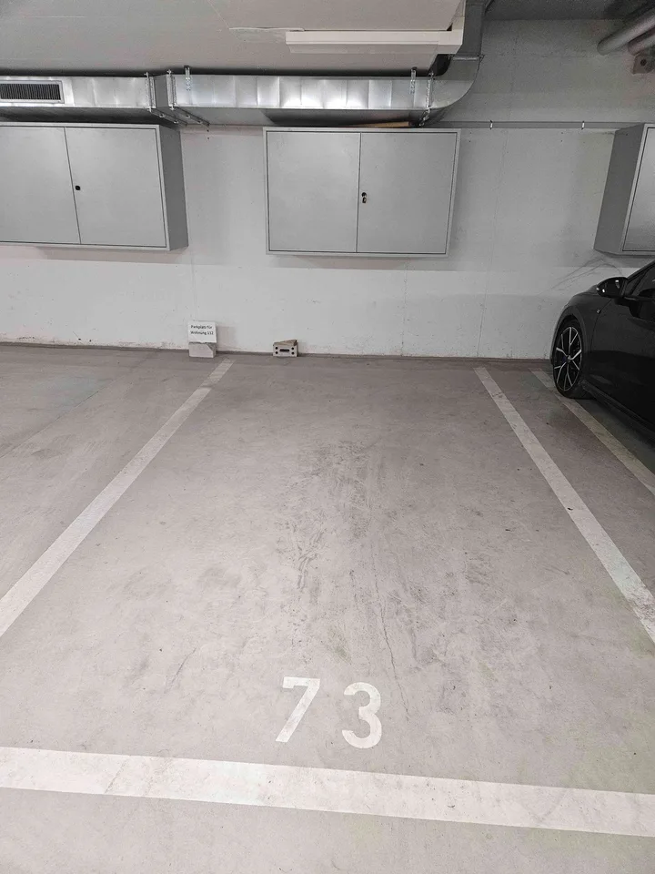 Parkplatz mit e-Ladestadion