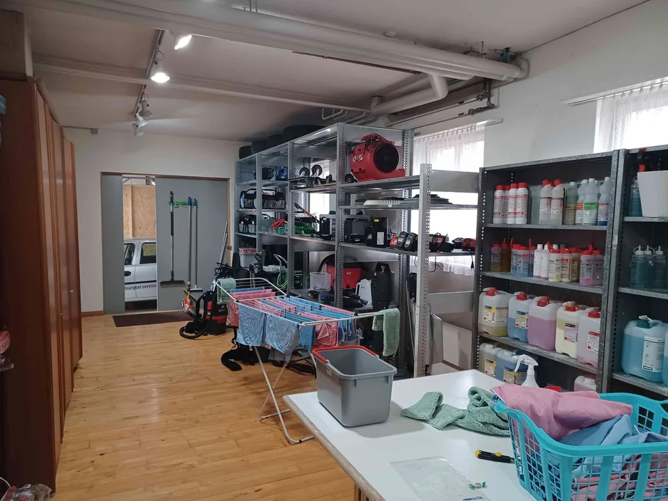 Gewerbe Raum mit Garage