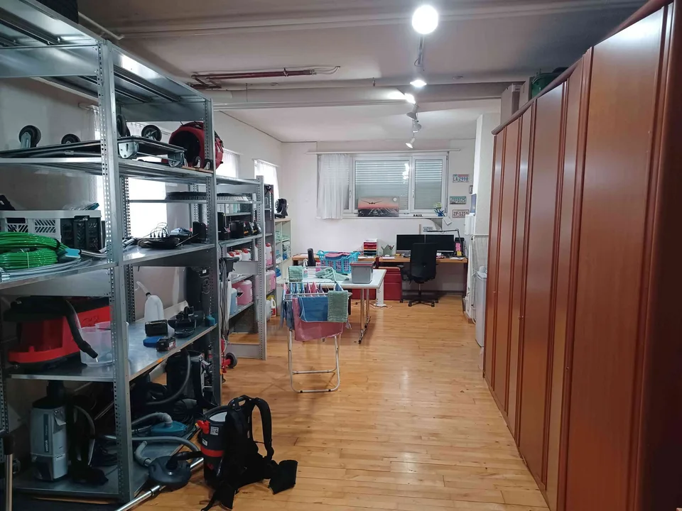Gewerbe Raum mit Garage