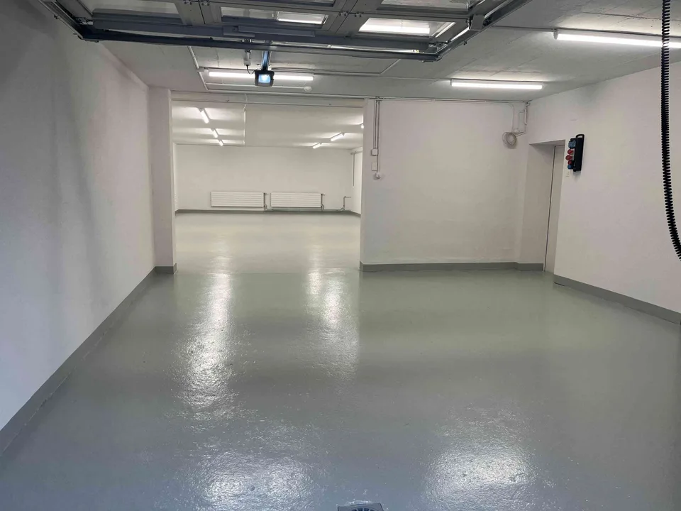 Frisch renovierte Werkstatt mit ebenfalls neu renoviertem Büro