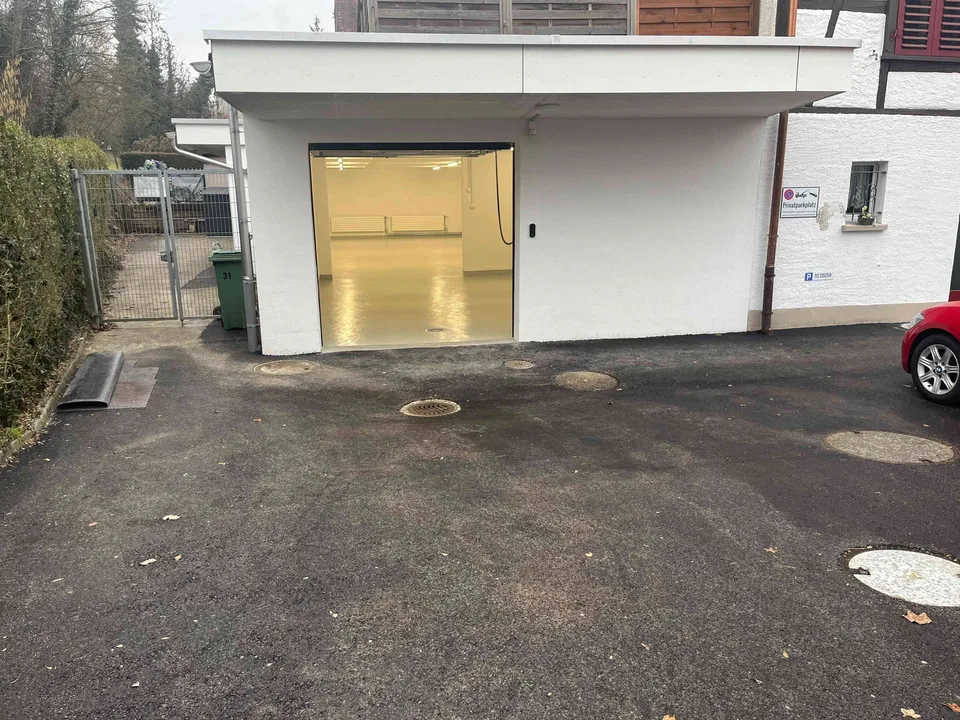 Frisch renovierte Werkstatt mit ebenfalls neu renoviertem Büro