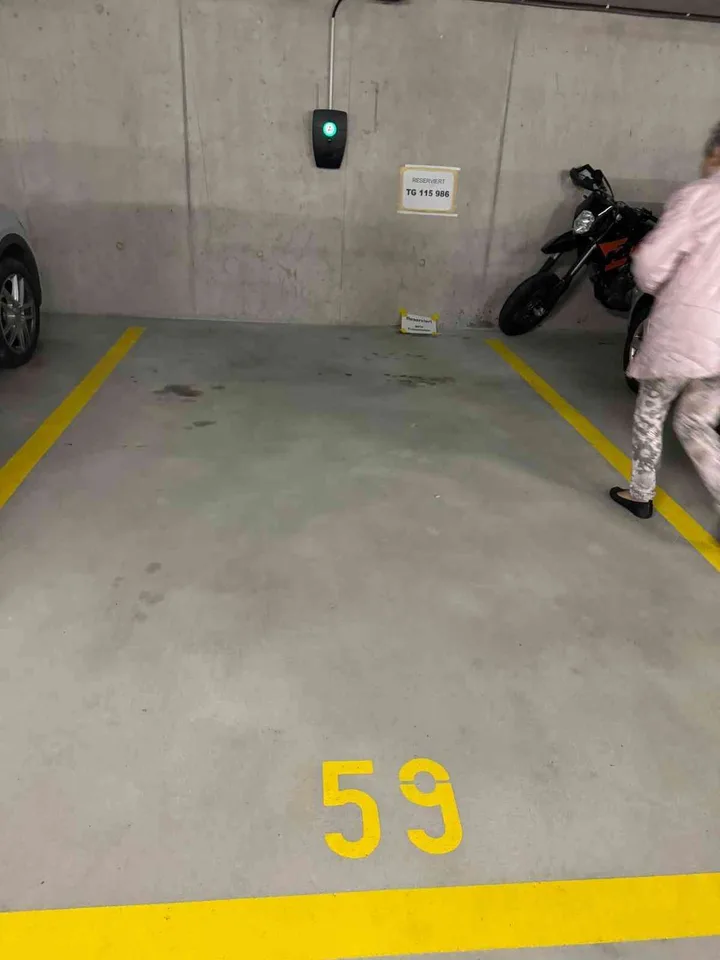 Tiefgaragenplatz mit Ladestation
