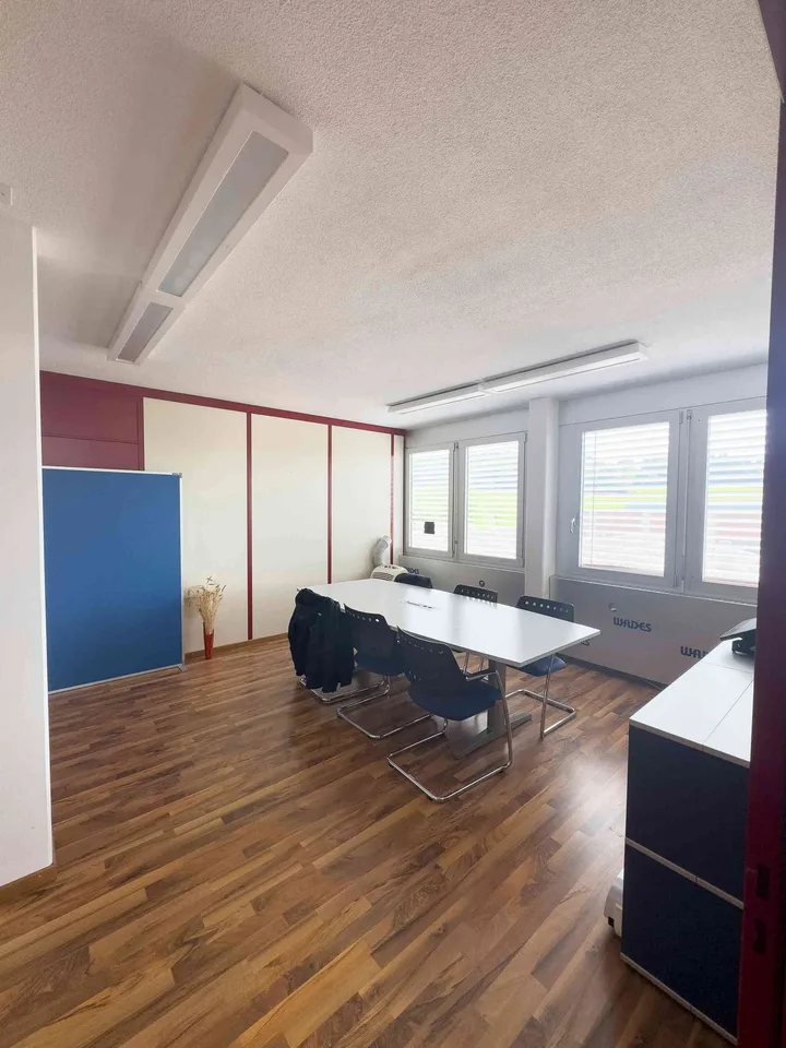 Büroflächen und Parkplätze zu vermieten