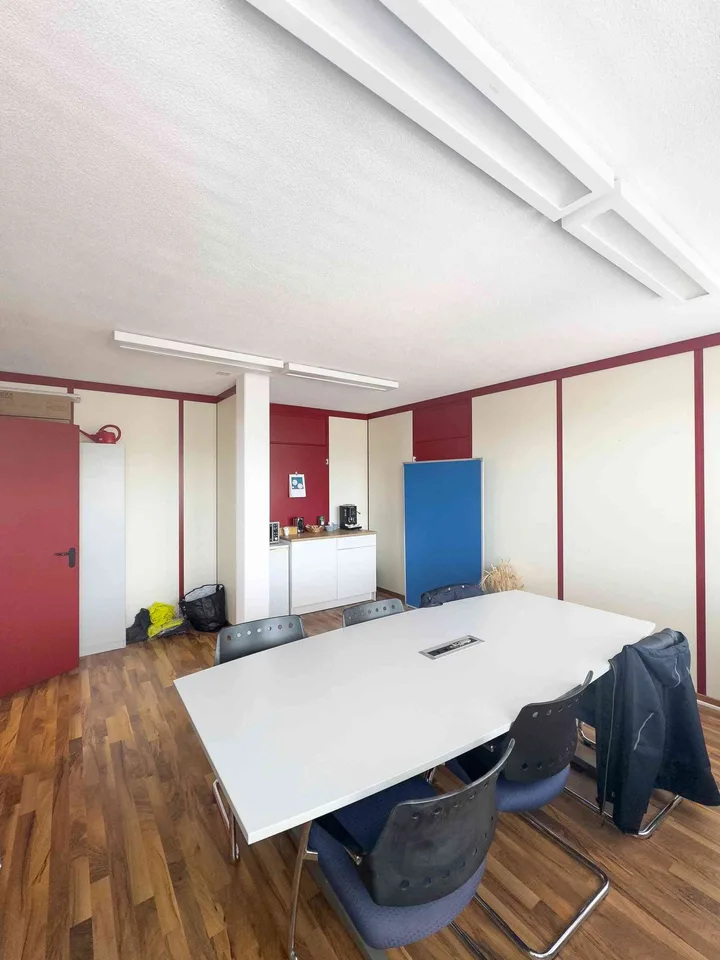 Büroflächen und Parkplätze zu vermieten