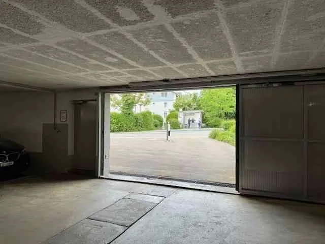 Gepflegter Tiefgaragenplatz mit Handsender für Garagentor