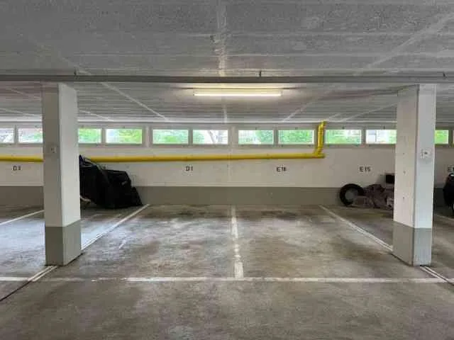 Gepflegter Tiefgaragenplatz mit Handsender für Garagentor