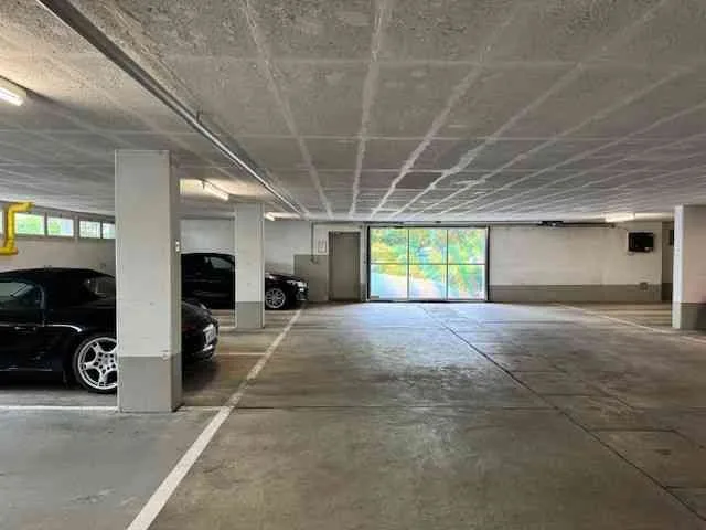 Gepflegter Tiefgaragenplatz mit Handsender für Garagentor