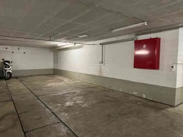 Gepflegter Tiefgaragenplatz mit Handsender für Garagentor
