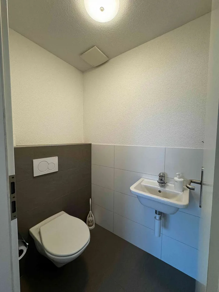 Ab sofort heller und grosser Büroraum zu vermieten